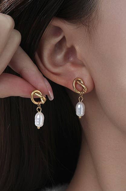 JOSSLYN by wall to wall - 18K STAINLESS STEEL TARNISH FREE PEARL DROP EAR | 40E340 - GOLD - Jolie Femme Boutique